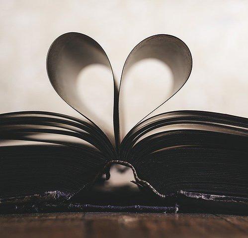 raamattu, sivuista taiteltu sydän 